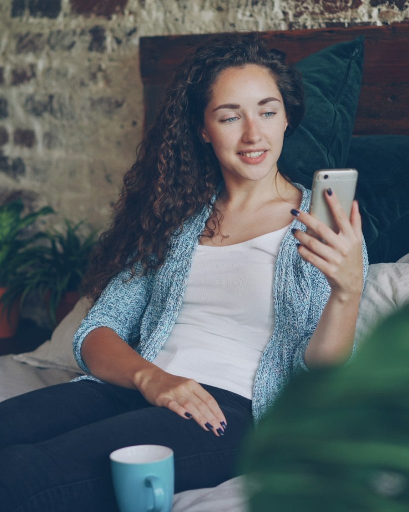 Jonge vrouw oefent op haar gsm